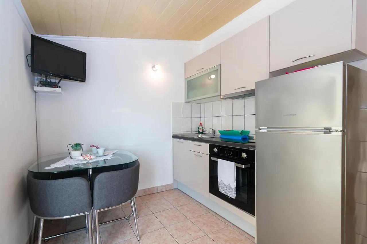 Apartment Mandre 4093B